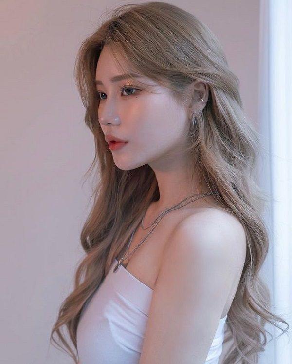 Công thức nhuộm tóc màu vàng khói lên màu đẹp