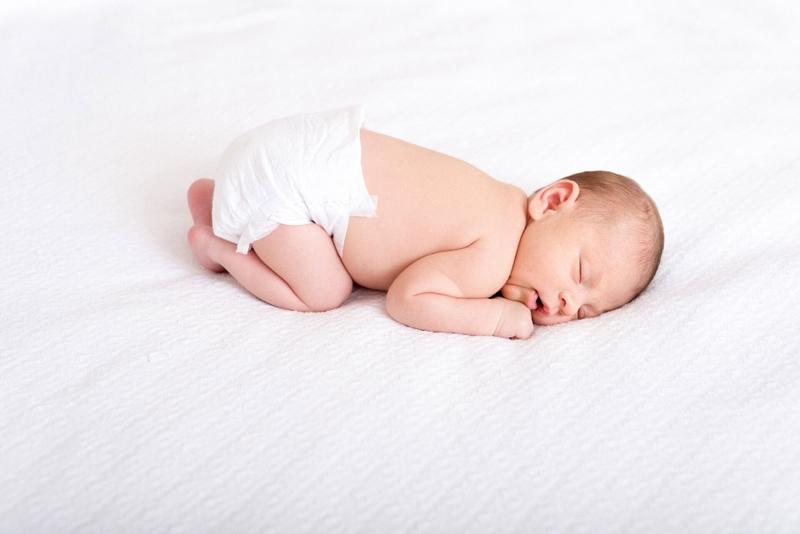 Tại sao bé ngủ chổng mông? Bé ngủ chổng mông có phải bị giun không?